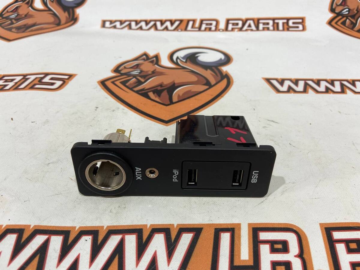 LR025882 USD socket in center panel Range Rover Evoque L538 (2012-2018) used